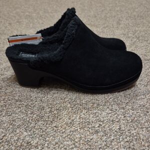 CROCS Black Suede Sarah Lined Dual Comfort Clogs Faux Fur NWT